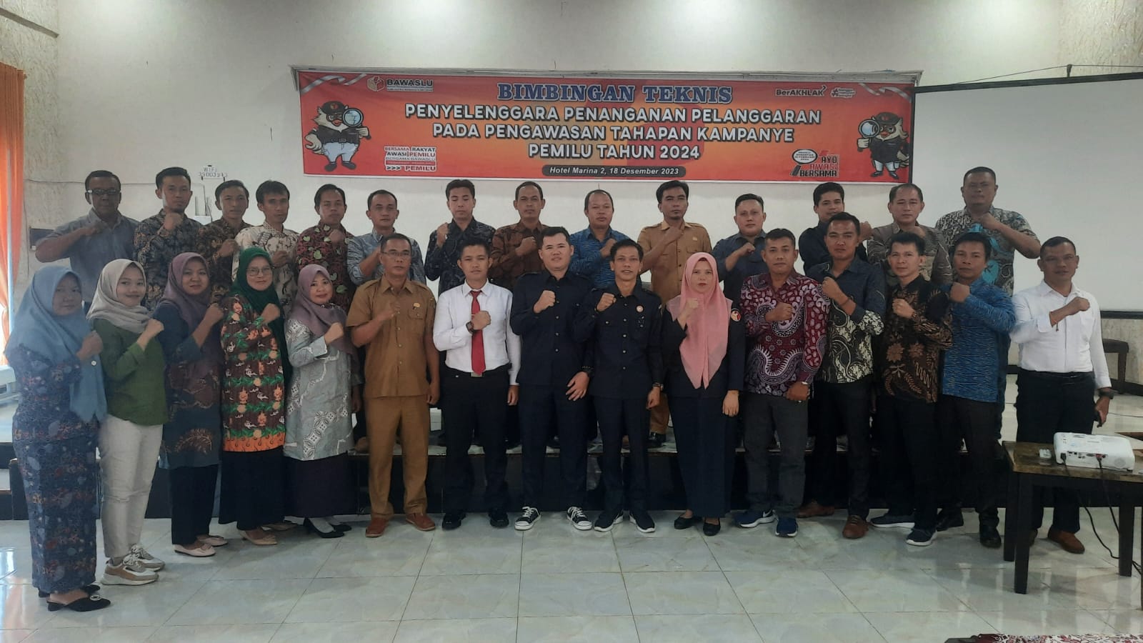 Anggota Bawaslu Bengkulu Selatan berfoto bersama dengan pemateri dan peserta Bimtek, Senin (18/12/2023)
