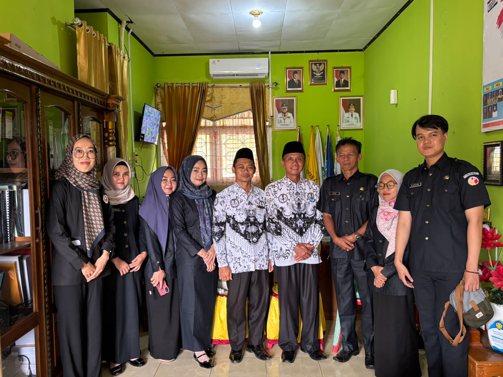 FOTO BERSAMA : Bawaslu Bengkulu Selatan bersama Kepala sekolah SMA Negeri 6 Bengkulu Selatan