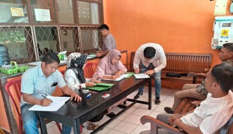 Staf Bawaslu Bengkulu Selatan melakukan penerimaan berkas calon anggota Panwascam