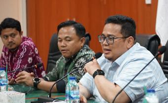 Ketua Bawaslu RI Rahmat Bagja (kanan) pada rapat di kantor Bawaslu Sumatra Barat, Sabtu (20/9/2025).