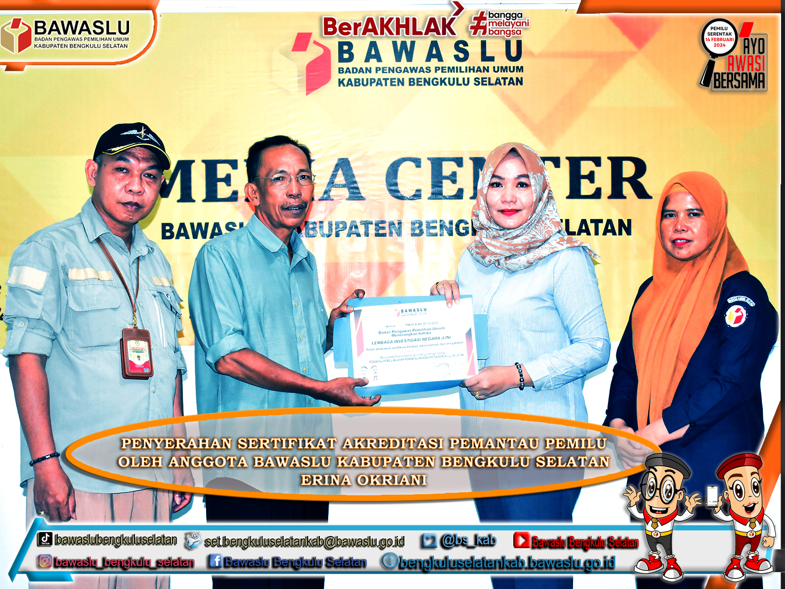 Bengkulu Selatan. Anggota Bawaslu Bengkulu Selatan Erina Okriani menyerahkan sertifikat Akreditasi Pemantau Pemilu kepada Organisasi Lembaga Investigasi Negara (LIN). Senin, 26 Desember 2022.